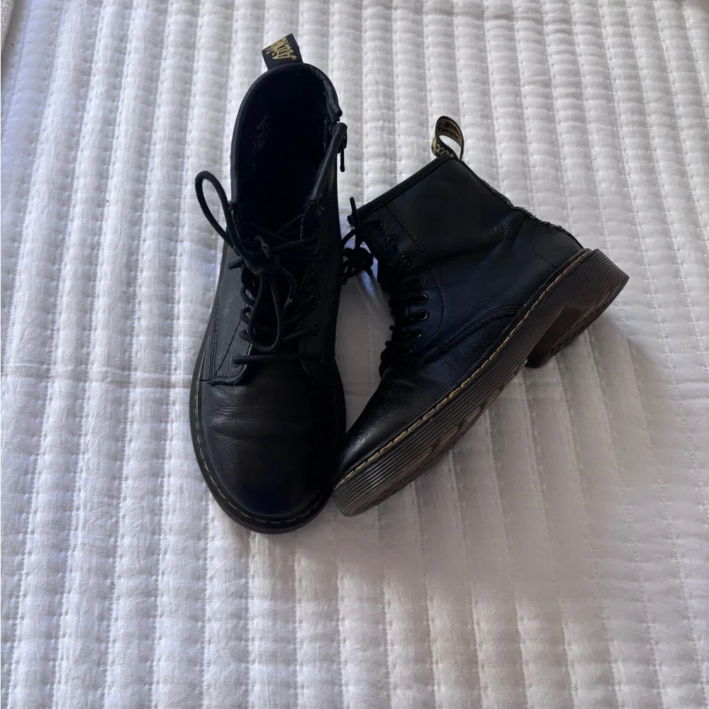 : : DR. MARTENS Kids Boots : :